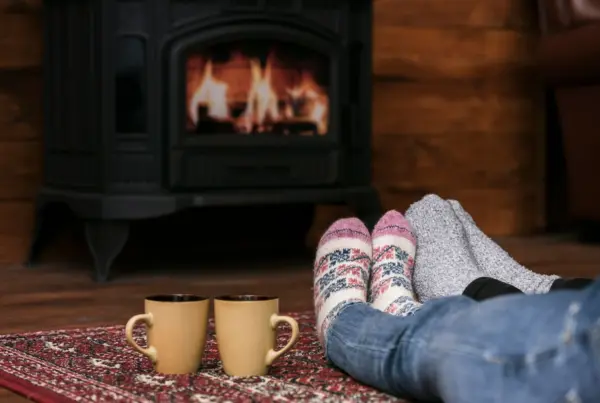 Pieds d'un couple devant une cheminée