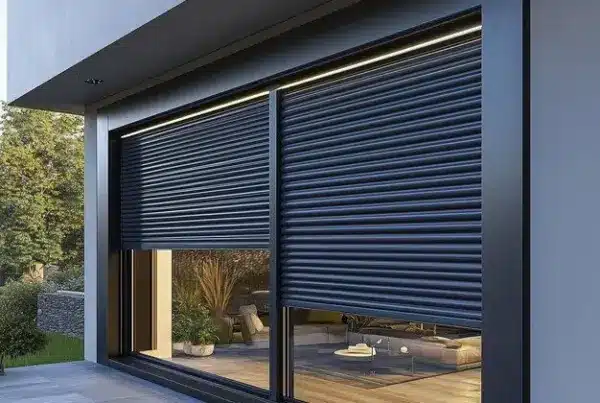 maison grande fenetre qui stores fermes