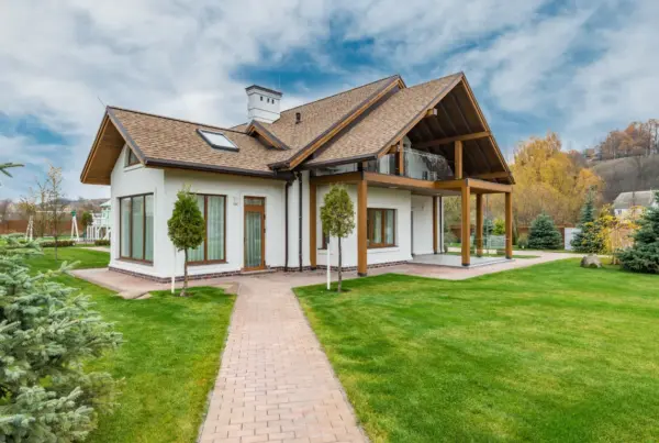 maison blanc et chêne doré