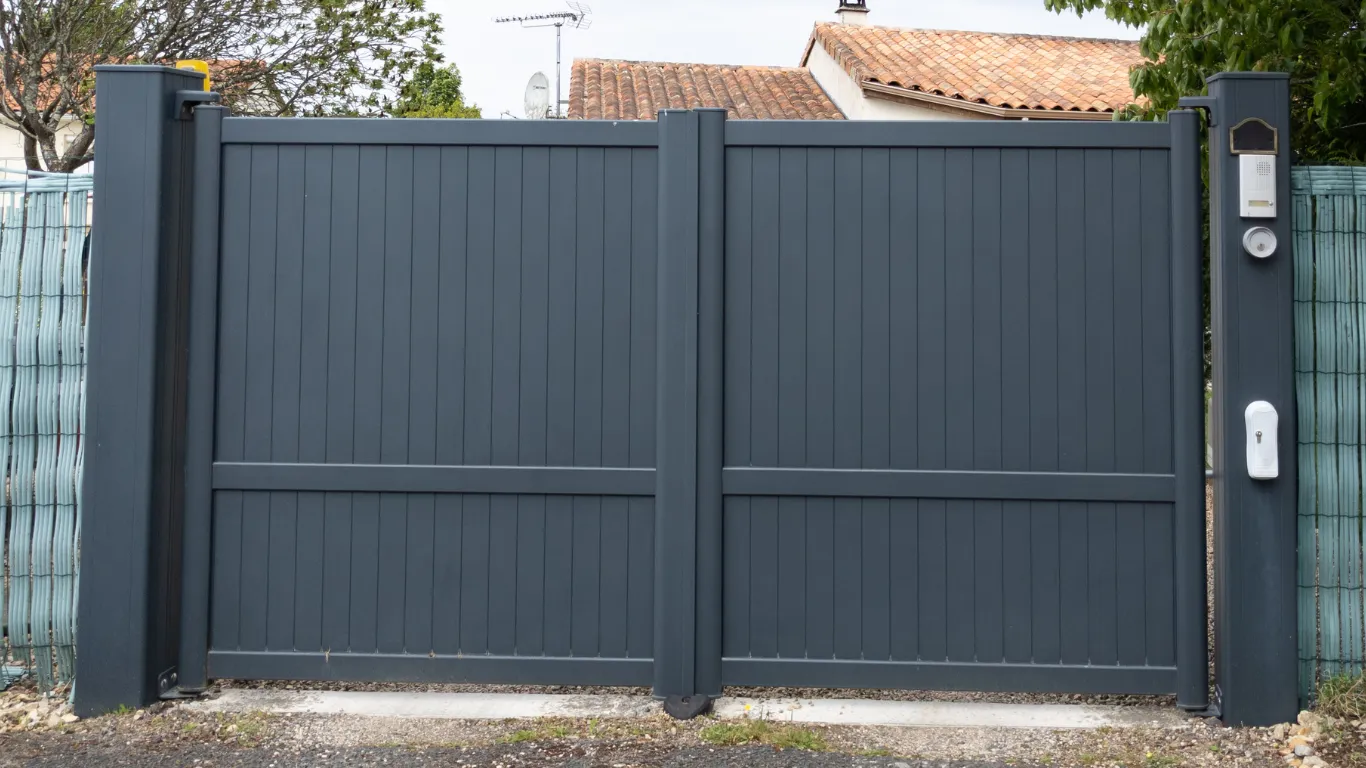 Le guide ultime du portail parfait : types, matériaux, installation et motorisation